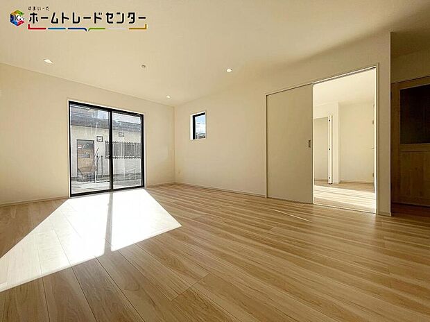 陽当たり良好のリビングです♪大きな窓がありますので、陽光あふれる明るい空間です。居心地良く、ご家族皆がゆったり寛げる憩いの空間となりそうです。