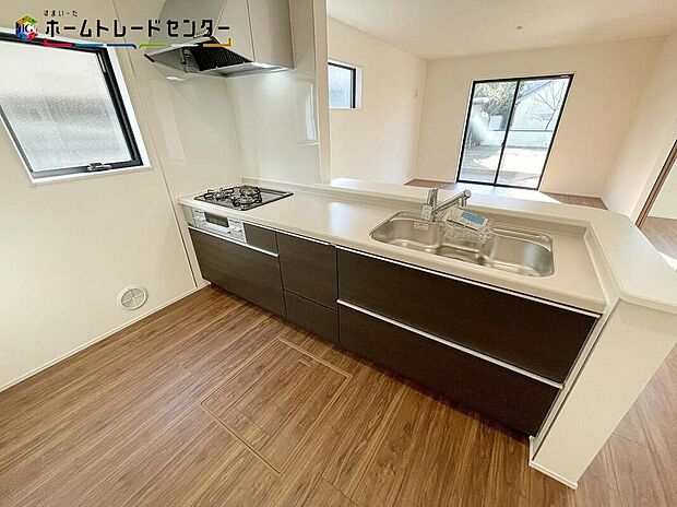 対面式キッチンですので、お料理をしながらご家族との会話を楽しめます☆水回りも集中しているので、家事効率アップ♪お料理をしながら洗濯物を回したり、お風呂に入っている子供たちの様子も見に行けます♪