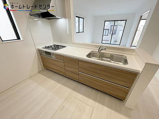 人気の高い対面キッチンは、目線が開放的で調理中に家族の様子を見渡すことができます！キッチンに立っている時間は一日で長いものです！小さなお子様やペットがいるご家庭には、目を配ることができ安心です