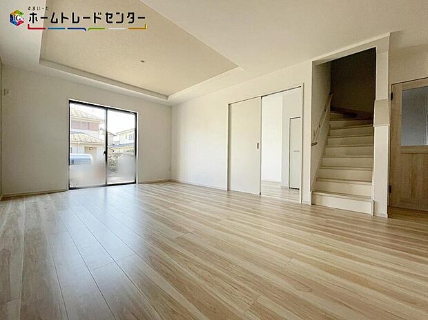 陽当たり良好のリビングです♪大きな窓がありますので、陽光あふれる明るい空間です。居心地良く、ご家族皆がゆったり寛げる憩いの空間となりそうです。