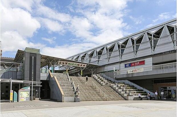 つくばエクスプレス線「守谷」駅!常総線と、つくばエクスプレスが乗り入れ、接続駅となっています!窓ガラスのステンドグラス「日本のふる里 筑波夕照とさくら」の原画・監修は切り絵作家滝平二郎が手掛けました!