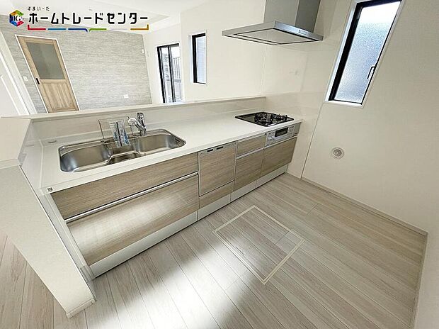 対面式キッチンですので、お食事の準備をしながらご家族との会話を楽しめます☆水回りも集中しているので、家事の動きがらくちん♪全スライド式収納キッチンですのでお皿や鍋の出し入れもラクラクです！