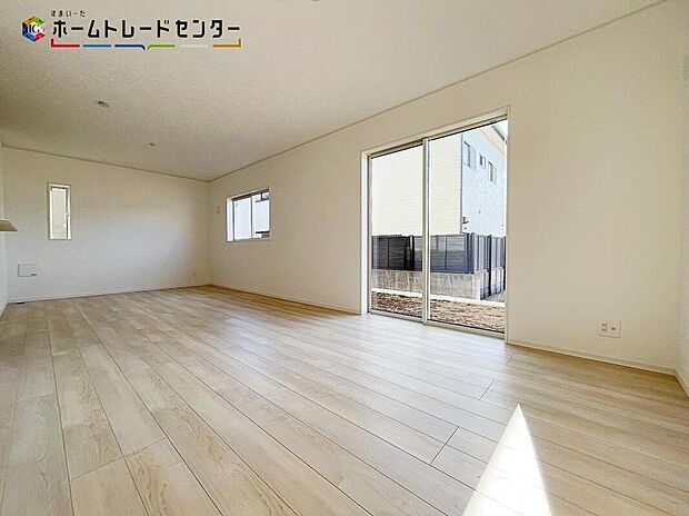 １号棟
開放感のある明るいリビング！対面式キッチンからは、リビングにいるご家族の様子が一目で分かります。テレビを見ながら、家族と会話しながら孤立することなく、リビングとキッチンを行き来出来ます！