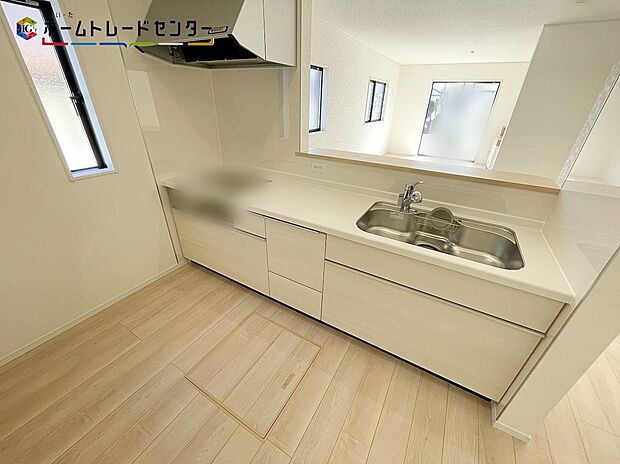 ４号棟
おしゃれなカウンターキッチン♪リビングで遊んでいるお子様を見守りながら、時にはお喋りをしながら料理や後片付けができる人気の高いスタイルです♪テレビの話題や一日の出来事、食卓も会話が弾みますね♪