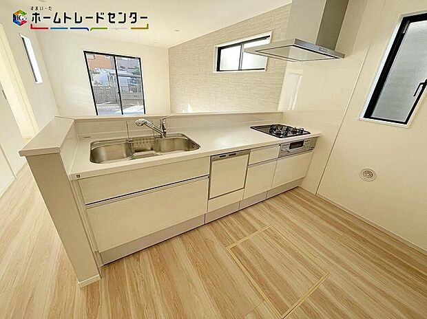 対面式キッチンですので、お食事の準備をしながらご家族との会話を楽しめます☆水回りも集中しているので、家事の動きがらくちん♪全スライド式収納キッチンですのでお皿や鍋の出し入れもラクラクです！