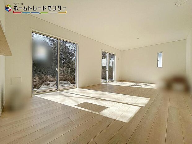 １号棟
広々とした開放感あふれるリビング！ゆったり寛げる充分な広さがございます！ご家族でインテリアのレイアウトを考えるのも楽しみになりそうですね。窓も大きいので明るく風通しも良く、居心地の良いです！