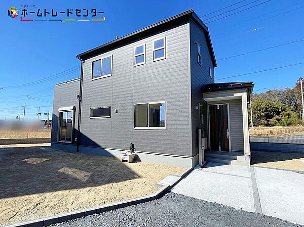 １号棟
嬉しい仕様がたくさん！
浴室乾燥機、システムキッチン、パントリー、ウォークインクローゼット、床下収納、24時間換気、TVモニター付きインターホン、人感センサー、駐車３台可（車種による）♪