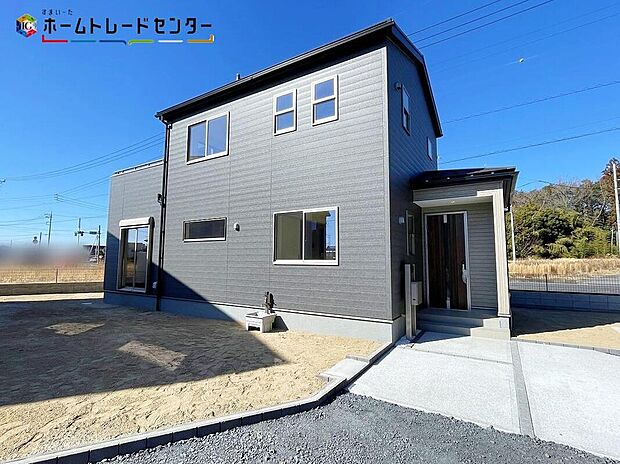 １号棟
嬉しい仕様がたくさん！
浴室乾燥機、システムキッチン、パントリー、ウォークインクローゼット、床下収納、24時間換気、TVモニター付きインターホン、人感センサー、駐車３台可（車種による）♪