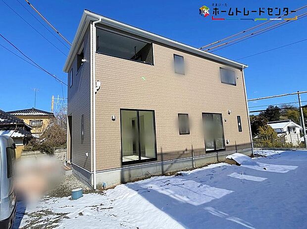 1号棟
リビングも各部屋もバルコニーも、大きな窓から開放的な空間に陽の光がたっぷり降り注ぐ、見て明るく!家族も明るく!おうちに帰るのが楽しくなるようなお住まいです!