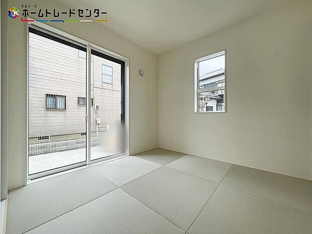 お子様から片時も目を離せないママは、LDKに隣接した和室で遊ばせたり、寝かしつけるお部屋としたり色々と重宝します！和室の引き戸を開けるとリビングと一体化して、開放的でおしゃれな雰囲気に早変わりです！