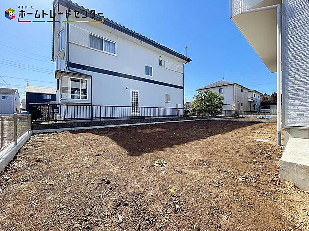 B号棟
住みながらお庭を持つ。そんな贅沢が実現する戸建。日当たりも良く、植栽を育てるのに適したお庭はこれからの生活に緑という癒しを与えてくれます。また、バーベキューなどの楽しさも得られるでしょう。