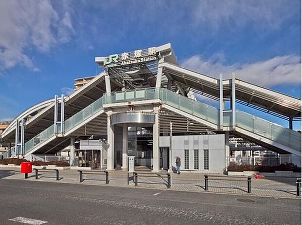 JR常磐線「赤塚」駅周辺には、スーパーやドラッグストア、飲食店など日常生活に便利な施設が揃っており、ファミリー層にも人気です。駅の北側には自然豊かな公園や住宅街が広がり、落ち着いた雰囲気が魅力です。