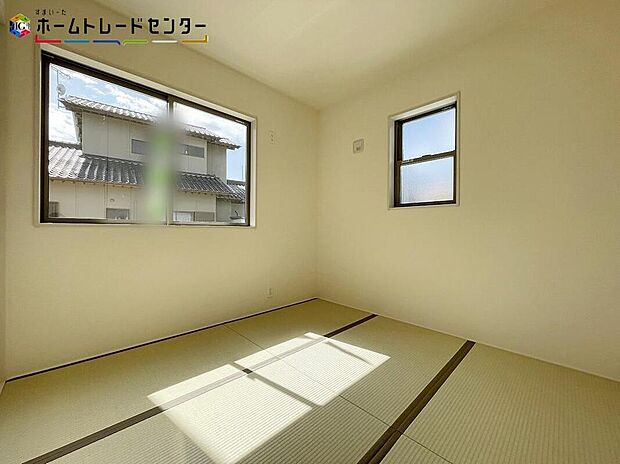 リビング隣のお部屋は、お子様の遊び場やお昼寝スペースとしてなど、開放し広々とお使い頂けます。突然の来客時には戸を閉めてリビングの荷物をサッと移動して視線を遮る事も可能です。慌てずに済みますね！