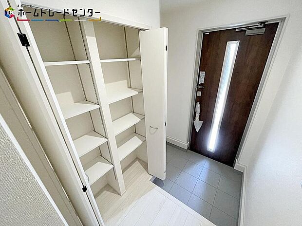 家族が毎日出入りする場所！大切な来客を迎える場所！そんな玄関は、自然光を取り込める優しい雰囲気の空間となっております！玄関収納も設置してあり家族の靴も片付けられますので、いつでも綺麗をキープ出来ます！