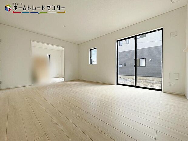 １号棟
開放感のある明るいリビングです！対面式キッチンからは、リビングにいるご家族の様子が一目で分かります。テレビを見ながら、家族と会話しながら孤立することなく、リビングとキッチンを行き来出来ます！