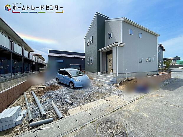 １号棟
嬉しい仕様がたくさん！
浴室乾燥機、システムキッチン、洗浄便座、床下収納、24時間換気、TVモニター付きインターホン、人感センサー、駐車３～４台可（車種による）♪