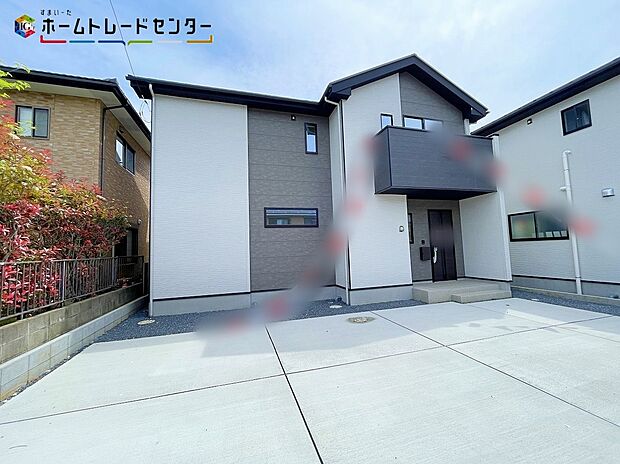 ２号棟
大きな窓から光が差し込む室内！日の光で照らされた明るいお部屋は、趣味の時間を過ごす時も、家族や友達と一緒に過ごす時も、いつでも居心地のいいリラックスできる空間をお届けします！