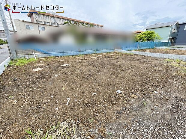 １号棟＞JR常磐線「土浦」駅まで車で４分！LIGAREはラテン語で＜結ぶ＞という意味を持つ。人を繋ぎ、家族を結ぶ。シンプルな箱を結び、繋ぎ合わせることで様々なデザインが形成される。