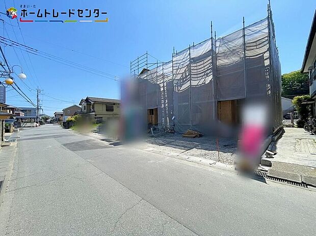 １号棟嬉しい仕様がたくさん！システムキッチン、浴室乾燥機、床下収納、防犯カメラ、TVモニター付きインターホン、人感センサー付玄関灯、EVコンセント、都市ガス、駐車２台可（車種による）♪