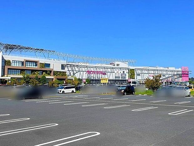 イオンモールつくばまで車で車で２１分♪
約200店舗が集まる大型ショッピングモール！買い物だけでなく、地元の食材を使ったグルメやイベントも楽しめるので、家族連れや友人とのお出かけにもぴったりです！