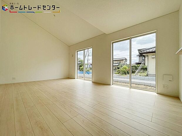 ２号棟開放感のある明るいリビングです！対面式キッチンからは、リビングにいるご家族の様子が一目で分かります。テレビを見ながら、家族と会話しながら孤立することなく、リビングとキッチンを行き来出来ます！