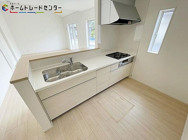 ２号棟おしゃれなカウンターキッチン♪リビングで遊んでいるお子様を見守りながら、時にはお喋りをしながら料理や後片付けができる人気の高いスタイルです♪テレビの話題や一日の出来事、食卓も会話が弾みますね♪