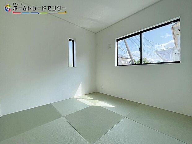 リビング隣接のお部屋は、家事の休憩スペースやお子様のお昼寝スペースとしても活躍します♪もちろんお客様の宿泊用にも☆収納もあるので安心です♪急な来客でも一旦、荷物を隣のお部屋に移動!慌てませんね!
