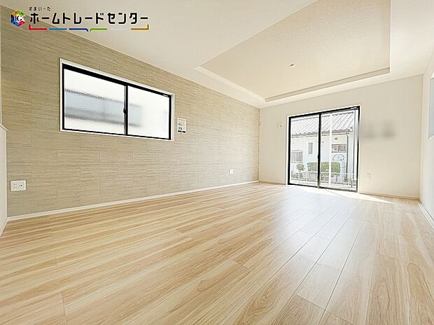 １号棟
陽当たり良好のリビング♪大きな窓がありますので、陽光あふれる明るく暖かな空間です。居心地良く、ご家族皆が自然と集まる、ゆったり寛げる憩いの空間となりそうです。コミュニケーションが深まりますね！