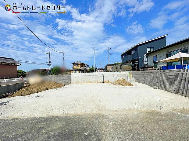 １号棟
交通量が少ない住宅街なので、雨の日でも車の走行音も気になりません。平日・お仕事帰りなど、いつでもご案内致します！お気軽にお問い合わせ下さい♪お持ちしております！