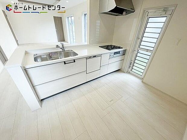 1号棟
リビングで遊んでいるお子様を見守りながら、時にはお喋りをしながら料理や後片付けができる人気の高いスタイルです♪サポート力◎で、家事も快適スムーズに出来そうです。