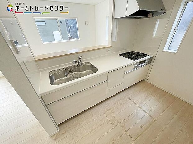 おしゃれなカウンターキッチン♪リビングで遊んでいるお子様を見守りながら、時にはお喋りをしながら料理や後片付けができる人気の高いスタイルです♪テレビの話題や一日の出来事、食卓も会話が弾みますね♪
