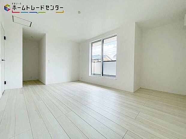 お子様との思い出もたっぷりしまえるウォークインクローゼット。衣類だけでなく、鞄などの小物からスーツケースやレジャー用品などの大きな物までたっぷり収納出来ます。