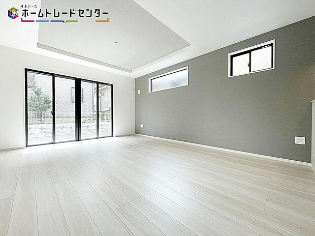 陽当たり良好のリビングです♪大きな窓がありますので、陽光あふれる明るい空間です。居心地良く、ご家族皆がゆったり寛げる憩いの空間となりそうです。