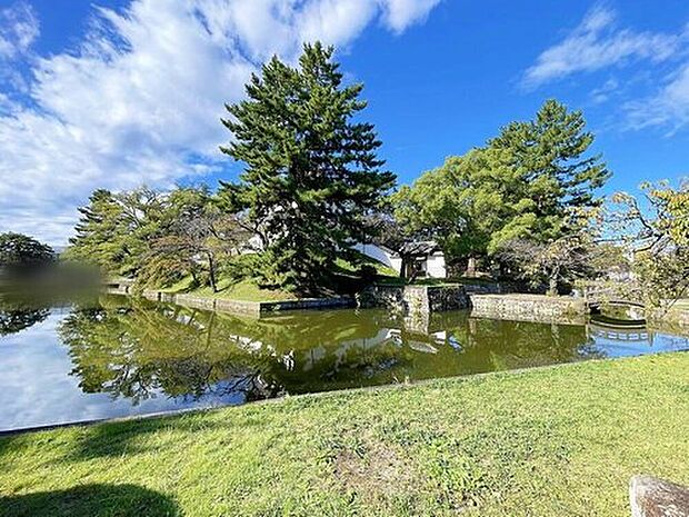 亀城公園まで車で13分♪
歴史と自然が調和した公園で、かつての土浦城跡を整備した市民の憩いの場です。春には桜の名所としても人気です。