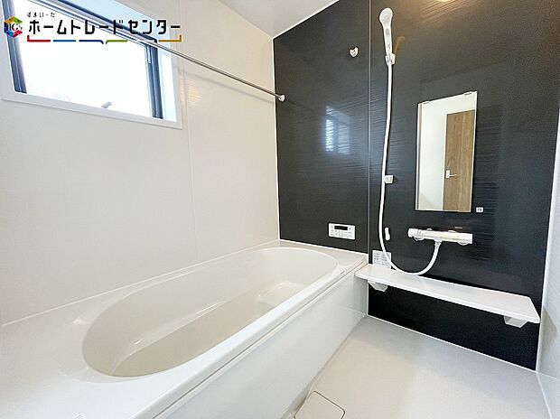 【浴室】毎日の疲れを癒す浴室は１坪タイプです。足を伸ばしてゆっくりとくつろげます。雨の日のお洗濯も安心♪浴室乾燥機付き♪窓があるだけでお風呂のカビなどお掃除がラクラク。