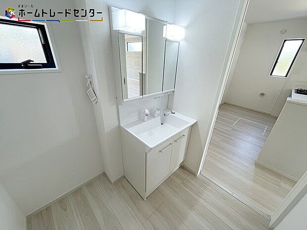 【洗面所】散らかりがちな洗面所も三面鏡うしろの収納でスッキリ!サニタリースペースには窓が備えられております。毎朝の身支度も、陽の光差し込む明るい空間で、快適にお使い頂けそうです。