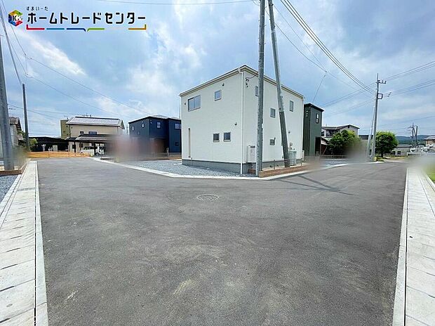 【前面道路含む現地写真】平日・お仕事帰りなど、いつでもご案内致します！
お気軽にお問い合わせ下さい♪お待ちしております！
開放感あふれる現地を是非ご体感くださいませ！