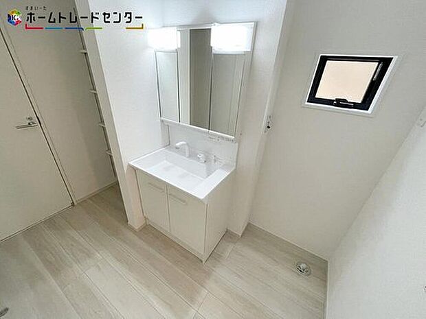 【洗面台・洗面所】散らかりがちな洗面所も三面鏡うしろの収納でスッキリ！サニタリースペースには窓が備えられております。毎朝の身支度も、陽の光差し込む明るい空間で、快適にお使い頂けそうです。

