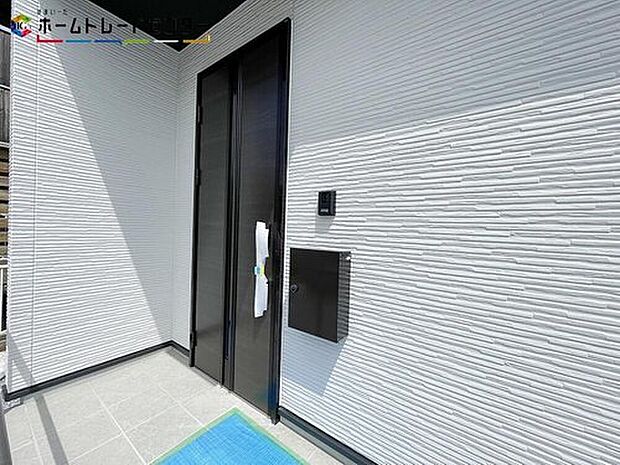 【玄関】玄関ポーチには屋根がついているので雨でも玄関前で濡れずにお出かけ準備が出来ます。セキュリティを高められるTVモニター付きインターフォンが標準装備です！