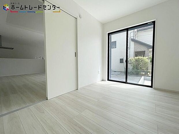 【リビング以外の居室】来客時にあったら嬉しい1室！小さなお子様を寝かしつけるお部屋や遊び場としても重宝しますよ！！木の温もりがやさしいフローリングは安らぎをもたらすプライベート空間。

