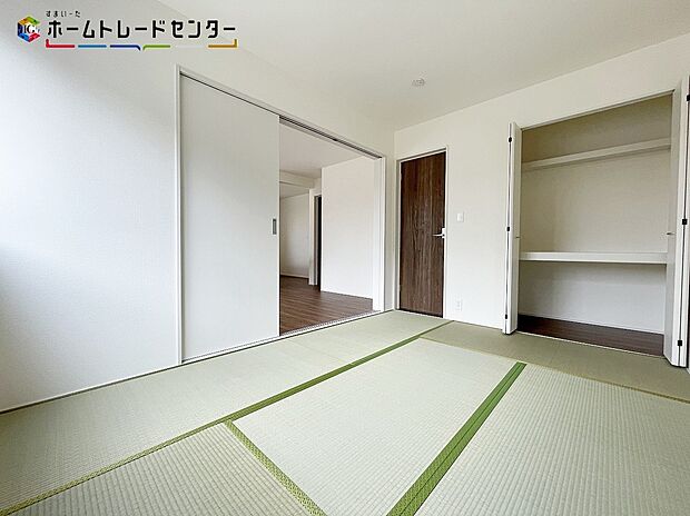 【リビング以外の居室】あると落ち着く『和室』♪窓から入る暖かな日差しについウトウトしてしまいます！家事の休憩スペースやお子様のお昼寝スペースとしても活用してください♪もちろんお客様の宿泊用にも☆押し入れもあるので安心です♪