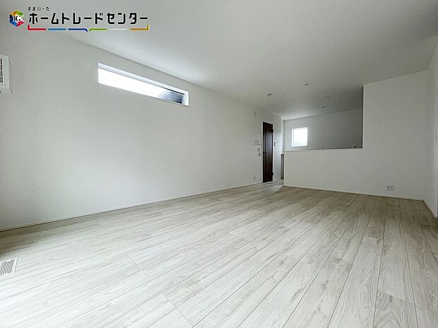 【リビング】広々とした開放感あふれるリビングです。ゆったり寛げる充分な広さがございますので、ご家族でインテリアのレイアウトを考えるのも楽しみになりそうです。