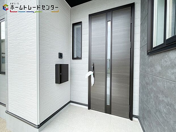 【前面道路含む現地写真】○嬉しい設備仕様
システムキッチン、浴室乾燥機、ウォークインクローゼット、床下収納、TVモニター付インターホン、24時間換気システム、駐車場3台(車種による)!