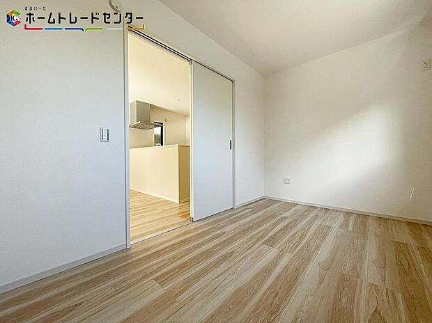 【リビング以外の居室】リビングに隣接したお部屋は、来客時やご夫婦の寝室・お子様の遊び場・書斎、将来家族が増えたときのご両親やお子様お部屋と多目的にお使い頂けます!あってよかったの大変便利なお部屋になっております!