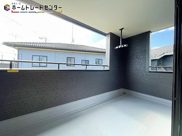 【バルコニー】南側に設置されたバルコニー。心地よい春の陽射しや暖かな風を楽しむことが出来る。晴れた日にはたっぷりの洗濯物や布団を干せます！夜には家族で星を眺めたり。家族のつながりを強めてくれるバルコニーです。