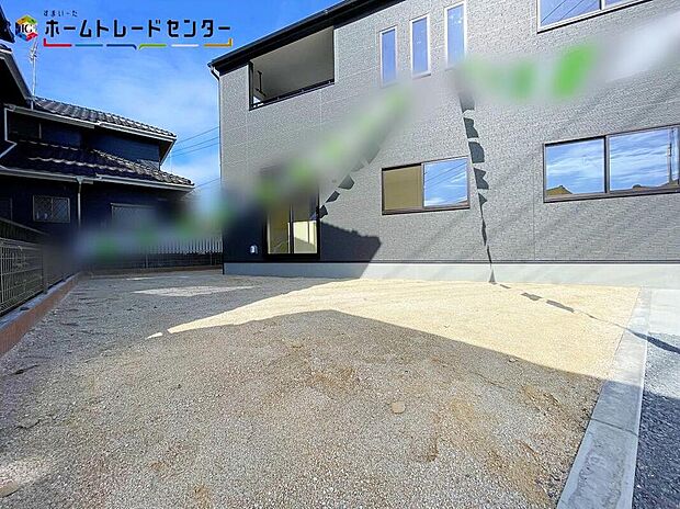 【庭】陽光たっぷり降りそそぐ南庭を備えた理想のお住まいです。お子様が安心して遊べる場所や趣味のガーデニングなど、ライフスタイルに合わせていろいろとお楽しみ頂けそうです。お庭があると暮らしが豊かになりますね！