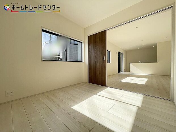 【リビング以外の居室】リビング隣のお部屋は、お子様の遊び場やお昼寝スペースとしてなど、開放し広々とお使い頂けます。突然の来客時には戸を閉めてリビングの荷物をサッと移動して視線を遮る事も可能です。慌てずに済みますね！