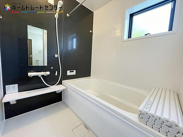 【浴室】毎日の疲れを癒す浴室は１坪タイプです。足を伸ばしてゆっくりとくつろげます。雨の日のお洗濯も安心♪浴室乾燥機付き♪窓があるだけでお風呂のカビなどお掃除がラクラク。