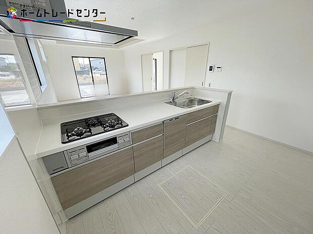 【キッチン】対面式キッチンですので、お食事の準備をしながらご家族との会話を楽しめます☆水回りも集中しているので、家事の動きがらくちん♪全スライド式収納キッチンですのでお皿や鍋の出し入れもラクラクです！