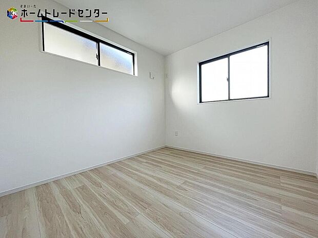 【リビング以外の居室】お陽さまの光をさわやかな風をたっぷりとりこめます。室内はいつも明るい印象なので気持ちの良い朝を迎えられます。主寝室としておススメしたい洋室は、窓を2か所設置することによってお部屋を明るくしております!